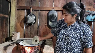 Invité mi mamá a comer ricas gorditas hechas a mano rellenas de frijol con salsa de molcajete