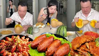 The selfish husband wanted to eat the braised pork alone, but what he got was an empty pumpkin