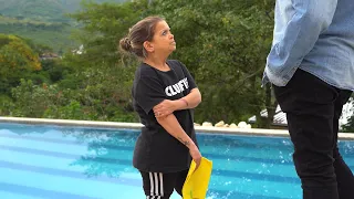 La tiro a la Piscina sin saber que era su Jefa, mira como paso