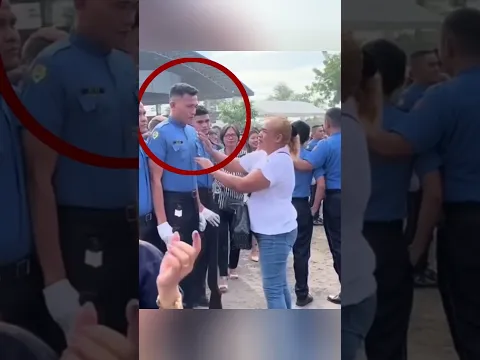 "Madre consuela a Cadete graduado y hace llorar a todos sus compañeros"