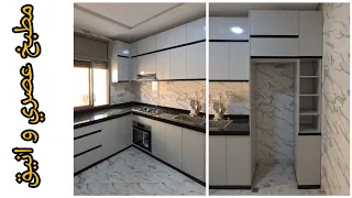 تركيب مطبخ مصنوع من خشب اللاطي المقاوم للماء و الابواب مصنوعة من mdf melamine تصميم عصري و انيق