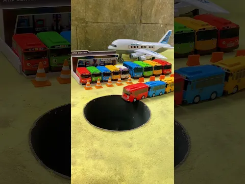 Big Bus Pushing Baby Tayo And Friends Into Pit #jcb #jcbvideo #tractor #train #tayo