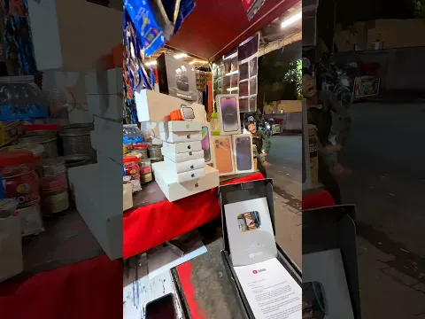 Un niño llegó saltando alegremente para conseguir un iPhone gratis.