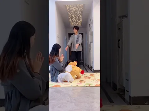 爸爸進門抱媽媽，剛會走路的女兒看到直接吃醋大哭，爸爸趕快抱起來哄#萌娃  #baby #cute #funny #萌娃