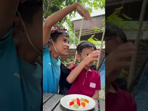 A boy gave sour flavored candy to other children🍬🤫🤣#shorts #viral