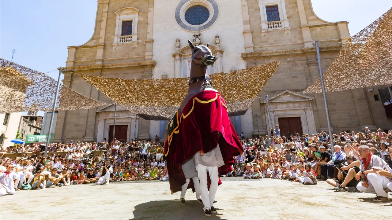 El Seguici de festa major omple els carrers de Vic malgrat la calor