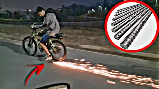 COLOQUEI VERGALHÃO DE FERRO NO PEZINHO DA MOTORIZADA E OLHA NO QUE DEU