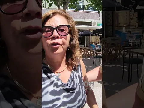 Mujer lanza café hacia la ministra Camila Vallejo en Rancagua mientras entregaba propuestas. #chile