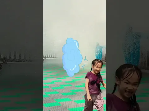 Cậu ấy không chạy kịp nên nước làm ướt quần áo