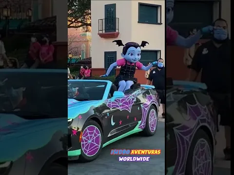 VAMPIRINA CHARACTER CAVALCADE AT DISNEYLAND 🥰😍