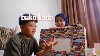 buka kado pernikahan