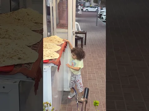 طفلة رضيعة سرقت الخُبز من الفرن🥺💔لتطعم اخواتها الصغار الجائعين😢