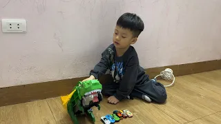 Play with many toy cars