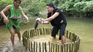 Primitive Fishing Catch A Lot Of Fish At River / Bushcraft Survival, OFF GRID LIVING