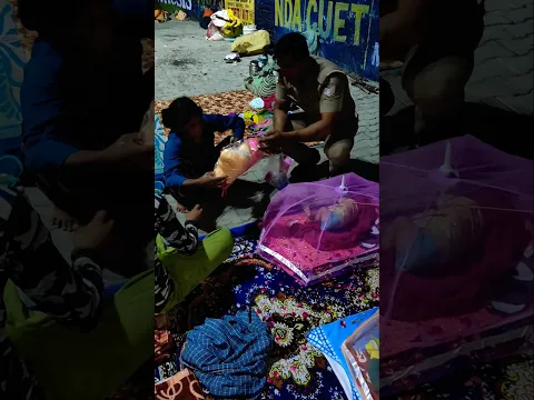 बच्चे मच्छरो की वजह से सो नही पा रहे, एक छोटा सा सकून🇮🇳 #humanity #motivation #cutebaby #help #cops