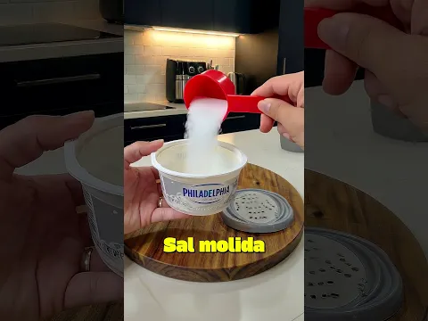 mezcla sal, y heces varios agujeros a un recipiente l