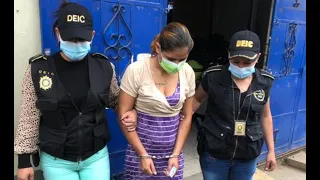 Localizan y detienen a mujer que fue grabada dándole de fumar marihuana a su hija