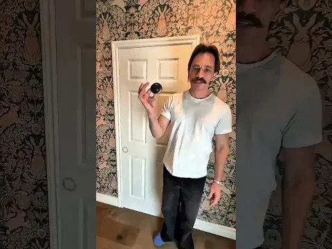الحرامي هيتوه قبل ما يدخل البيت… الفكرة عبقرية! 😱🚪