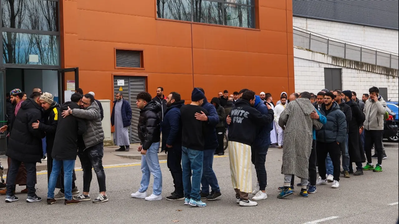 Multitudinari i emotiu comiat dels cinc joves morts en l’incendi d’un traster de Manlleu