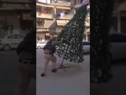 المعارضة السورية تقوم بتدمير اشجار الميلاد