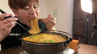 【深夜飯】辛ラーメンを爆食いする26歳男