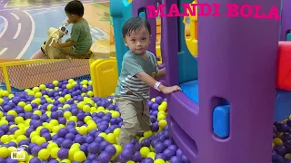 MANDI BOLA SERUUUU….!!!! | Yubi Minta Mandi Bola | Nasya Yubi