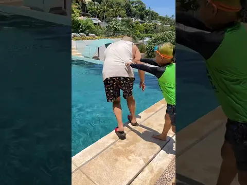 TIRANDO A MI PAPÁ A LA ALBERCA!!