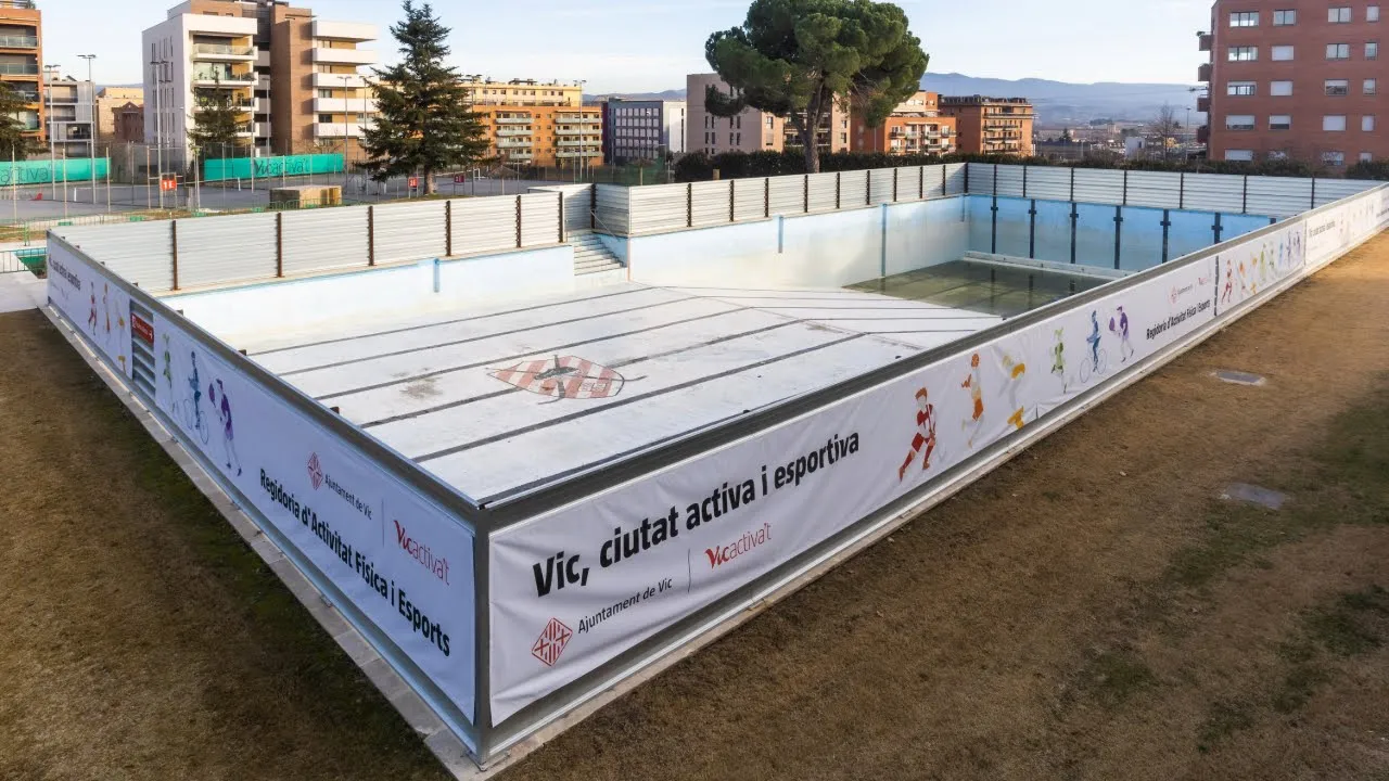 La piscina gran exterior del Club Patí Vic tampoc obrirà aquest estiu