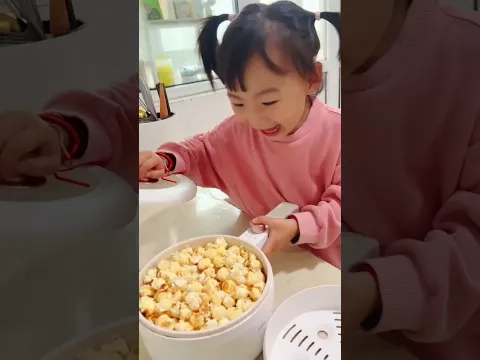 嘟嘟半夜不睡覺，還炸了一鍋爆米花，姐姐一來馬上變臉！ #嘟嘟小可耐#萌娃日常#二胎生活#嘟嘟的卑微生活 #萌娃搞笑視頻 #二胎 #爸爸帶娃