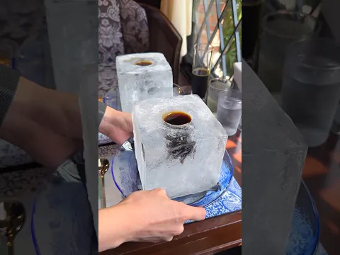 深夜喫茶店の氷の器のアイスコーヒー🧊ぐるぐる混ぜるとシャーベット状の部分もうまれて2度楽しめる！ #神戸グルメ