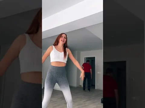 Empezando así la semana 🤣🔥👠 Al ritmo de #TaconesRojos