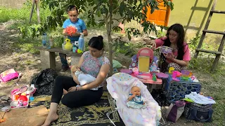 JUGANDO A LA CASITA Y A LA TIENDITA CON MI MAMÁ Y MI PRIMO Y DOS MUÑECAS BEBÉS 👶 PISCINA +
