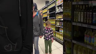 Saw This Mother Buying A Small Packet of Maize-meal For Her Kids