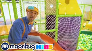 Blippi Aprende en el Patio Cubierto de Juegos | @BlippiEspañol | Moonbug Kids en Español