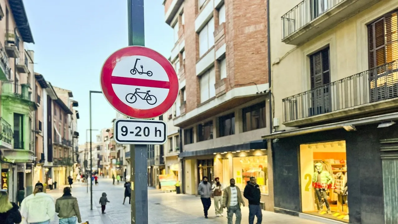 Vic rectifica i retirarà els cartells que restringien la circulació de patinets i bicicletes