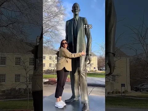 Compararon su estatura con la de una estatua de 3,55 m... ¡el resultado! 😱