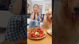 带孩子和狗狗钓小龙虾Fishing for crayfish with children and dogs. Dogs used to not eat shrimp