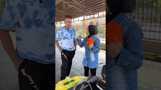صاحب ملاهي يكتشف شيء غير متوقع من بنت مع زميلتها🙄