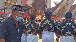 Pa'badong di undang dari pangala pada upacara pemakaman Almh.Ne tiga lelepadang di londa toraja