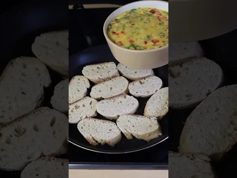 Bayat ekmek ile. 5 dakikada. Hiç bu kadar lezzetli olmamıştı. Domates. Yumurta. Kaşar peynir. Et yok