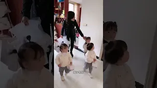 今天三小只的干妈来啦，三个小崽崽见吃眼开，你们家的孩子是不是也这样？😂#家有萌娃 #三胞胎vlog #爸爸帶娃記  #lovelybaby  #lovelygirl
