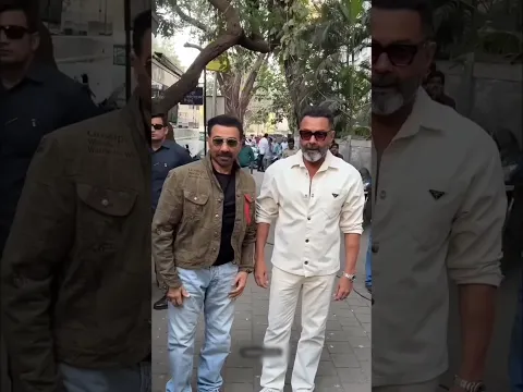 सनी देओल और बॉबी देओल अपनी सौतेली मां हेमा मालिनी को संभाल रहे हैं #shorts