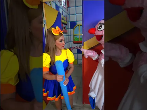 Miguelita deja el baño mojado - Bely y Beto