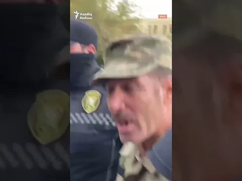 Polis etiraz aksiyasına gələn qazini saxlayıb, maşına aparır