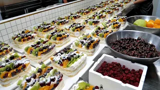 아낌없이 과일을 들이부어 만든! 케익공장의 압도적인 과일폭탄 케이크 만들기 Fresh cream fruit cake mass making - Korean street food