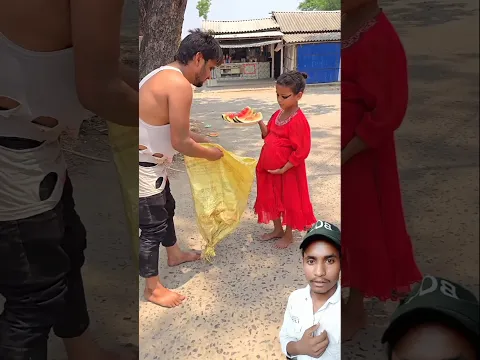 Atika bhikhari ko tarbuj de rhi hai 😂
