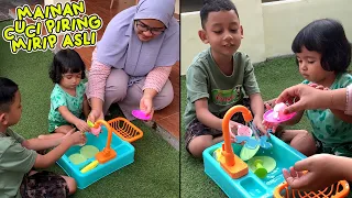 Azufi Belajar Nyuci Piring Pakai Mainan Cuci Piring Yang Bisa Nyemprotin Air ! Mainan Anak Perempuan
