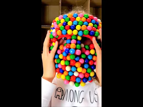 Полина играет с конфетами