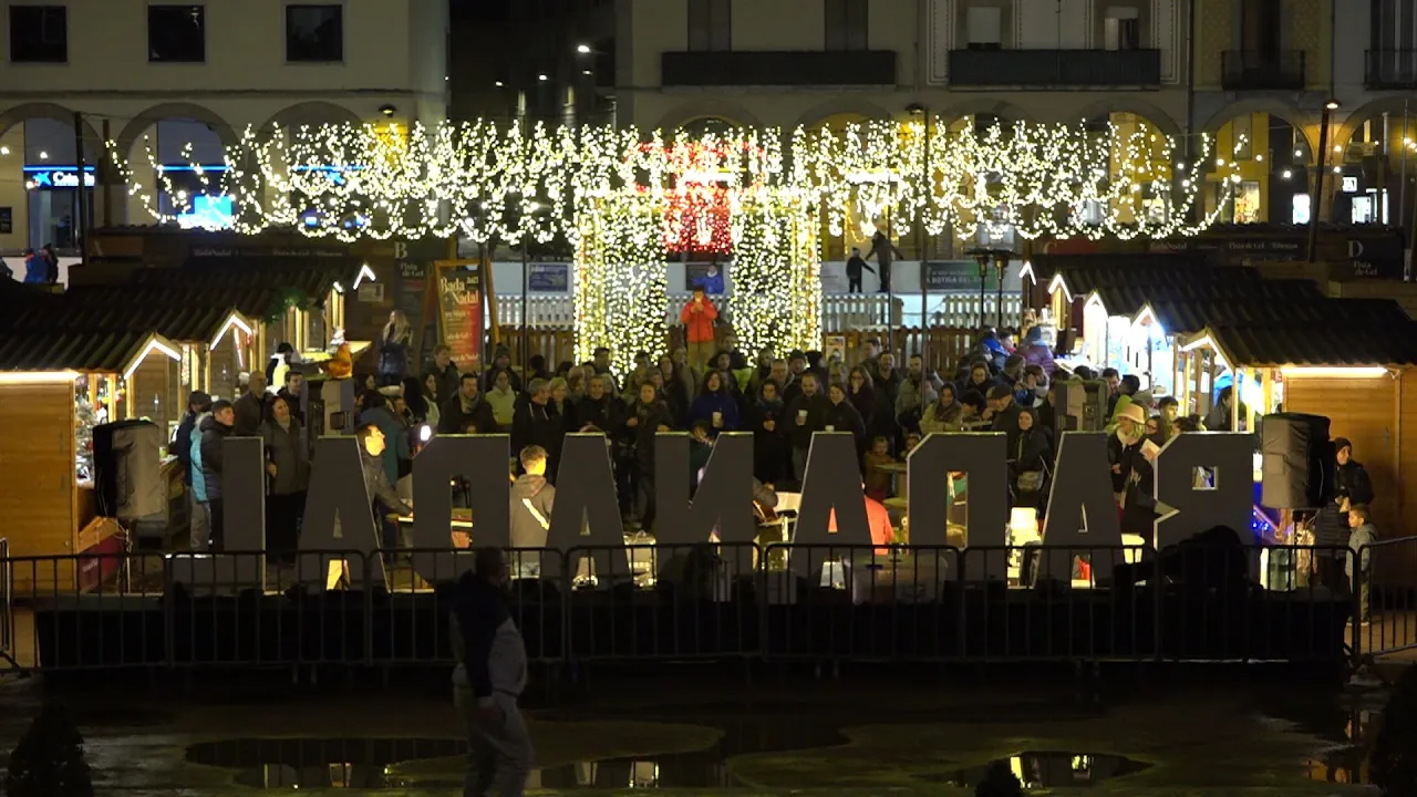 La diputada de Comerç de la Diputació, Olga Serra, inaugura el Mercat de Nadal de Manlleu