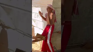 Beto entrena artes marciales